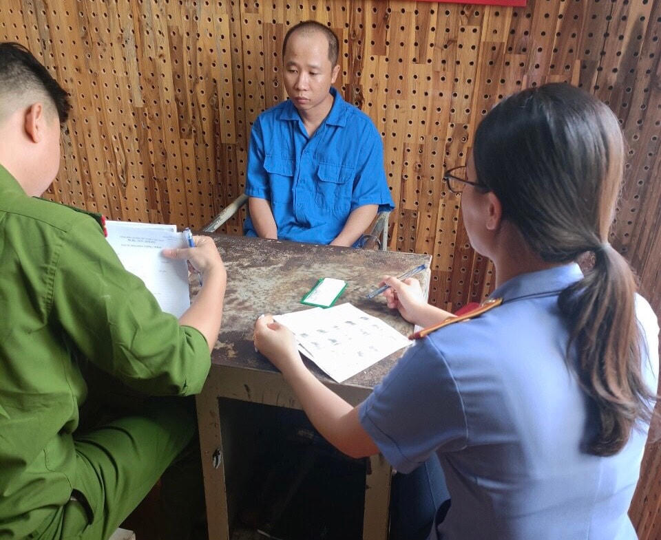 Đối tượng Trần Đình L tại cơ quan điều tra Công an thành phố Gia Nghĩa.