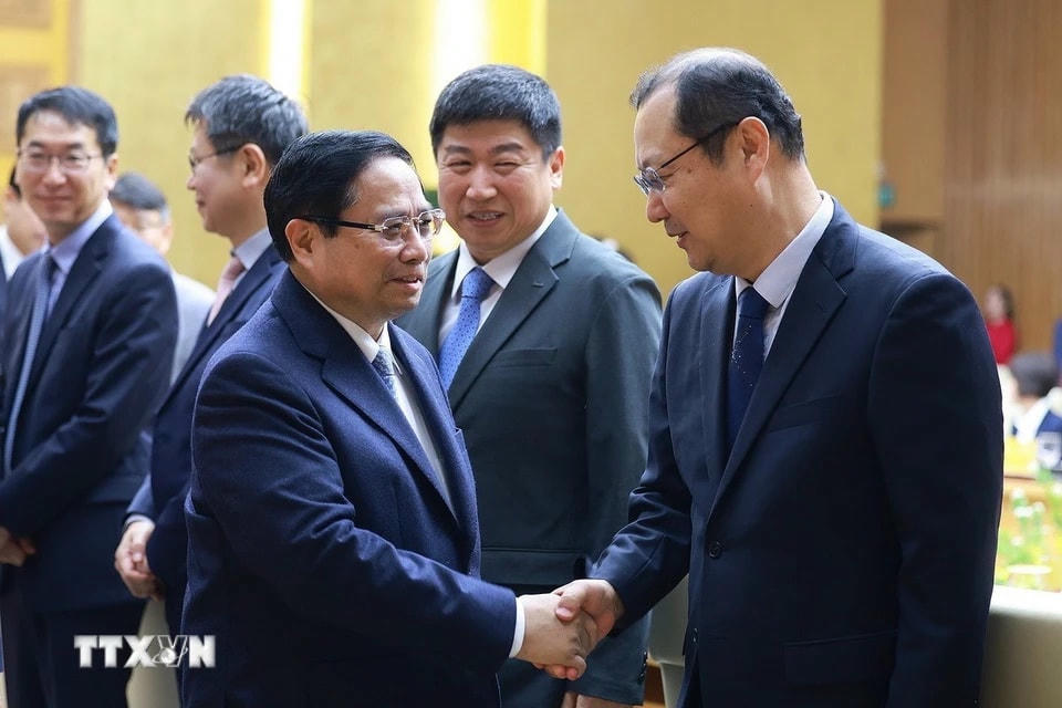 Thủ tướng Phạm Minh Chính với đại diện các doanh nghiệp Hàn Quốc. (Ảnh: Dương Giang/TTXVN)