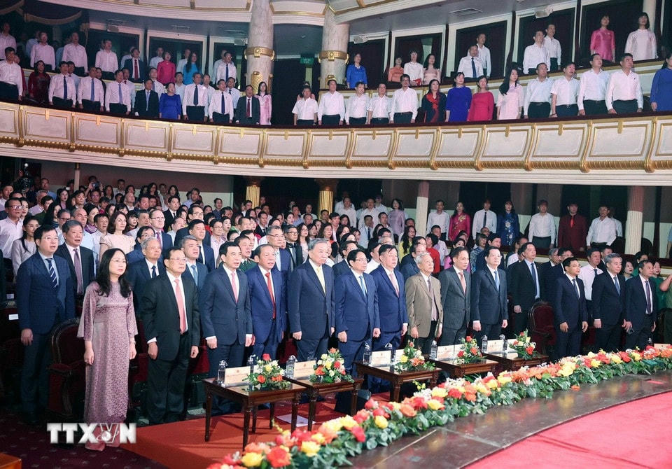 Tổng Bí thư Tô Lâm, Thủ tướng Phạm Minh Chính và các đại biểu thực hiện nghi lễ chào cờ. (Ảnh: Thống Nhất/TTXVN)