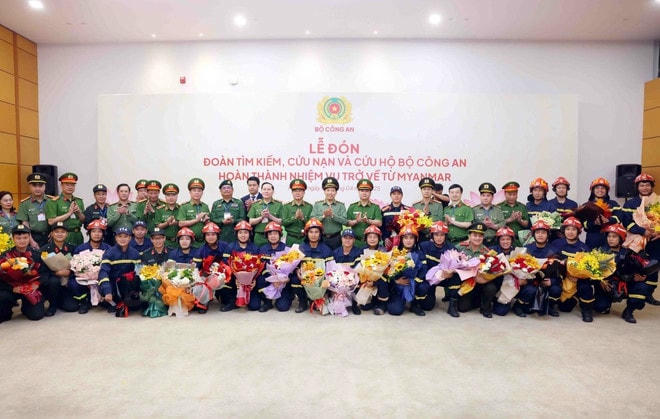 Lãnh đạo Bộ Công an chụp ảnh chung với Đoàn công tác tìm kiếm, cứu nạn và cứu hộ Bộ Công an hoàn thành nhiệm vụ trở về từ Myanmar. (Ảnh: Phạm Kiên/TTXVN) le-don-doan-tim-kiem-cuu-nan-va-cuu-ho-bo-cong-an-tro-ve-tu-myanmar-0904-2.jpg