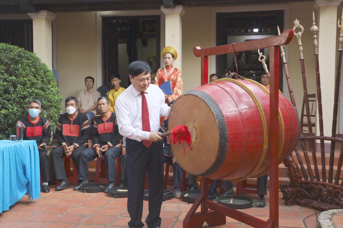 Phó Bí thư Thường trực Tỉnh ủy Phạm Minh Tấn đánh trống khai lễ