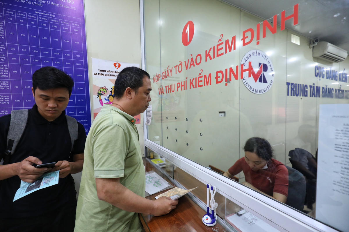 Theo ghi nhận của PV Báo Đại Đoàn Kết Online, tại Trung tâm đăng kiểm 2903V (quận Đống Đa, Hà Nội) có 3 chiếc xe ô tô được miễn đăng kiểm lần đầu, chủ xe chỉ cần đưa phiếu hẹn lịch đặt từ trước cùng các giấy tờ như đăng ký xe, bản cà số khung, số máy của phương tiện để nhân viên làm hồ sơ phương tiện, sau đó nhận giấy chứng nhận và tem kiểm định ra về.