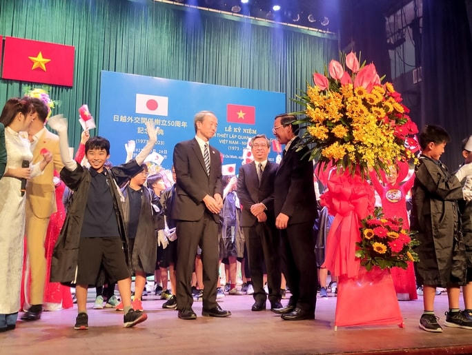 Chủ tịch UBND TP HCM trao đổi với Tổng lãnh sự Nhật Bản tại buổi lễ.