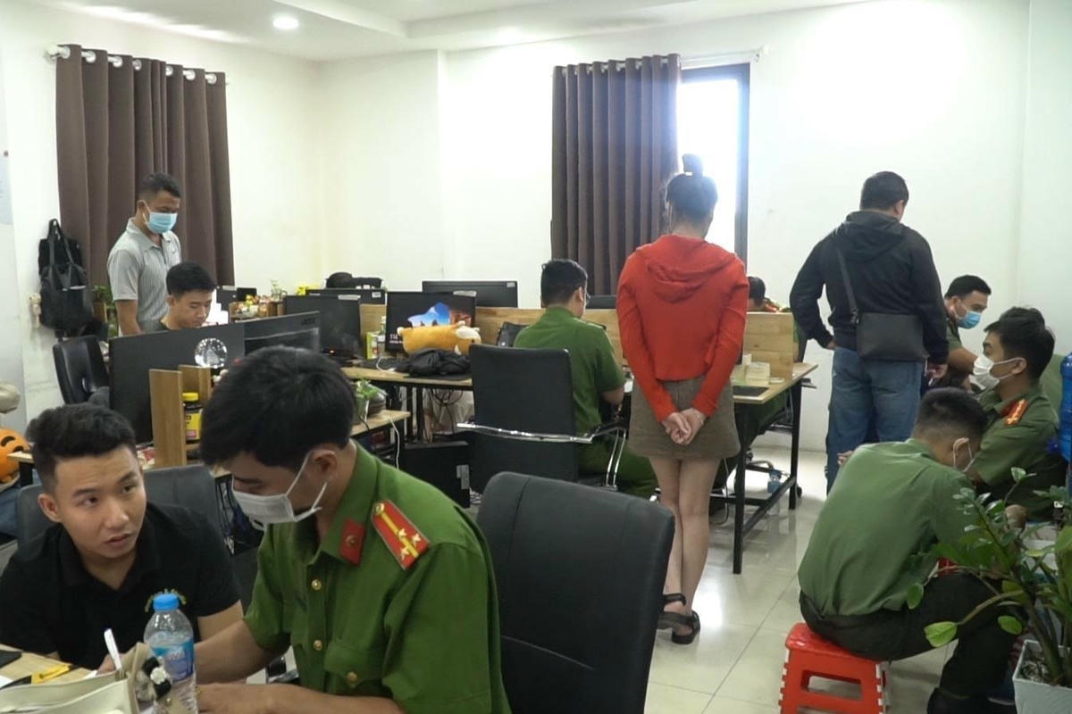 Công an đột kích Công ty Luật TNHH Power Law. (Ảnh: Công an cung cấp)