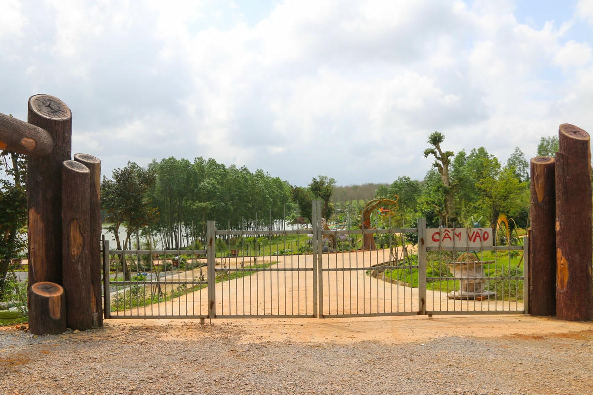 Ông Nguyễn Văn Song cho biết thêm, UBND xã mà đứng đầu là ông đã thiếu cương quyết trong việc xử lý vi phạm; chậm báo cáo lên cấp trên để đề xuất, chỉ đạo xử lý; Công chức - Địa chính thiếu kiểm tra để tham mưu đề xuất Chủ tịch UBND xã xử lý kịp thời.