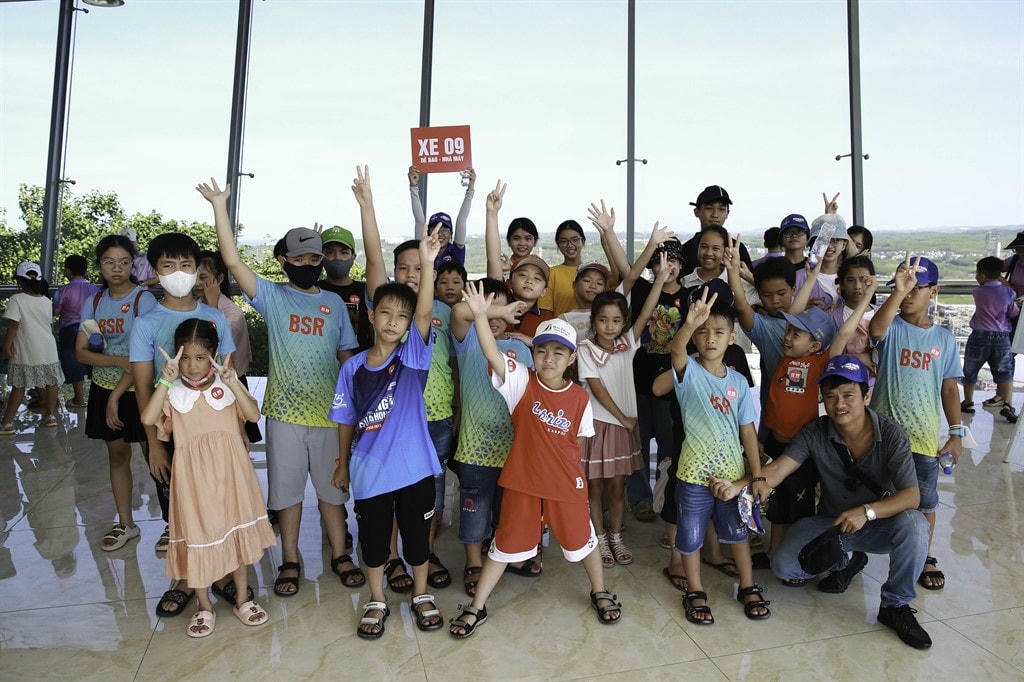 Tham quan Đài quan sát tại NMLD Dung Quất.