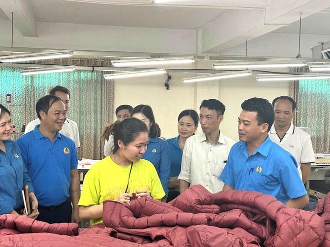 Ông Lê Quang Toản, Chủ tịch LĐLĐ tỉnh Hưng Yên thăm hỏi đoàn viên.