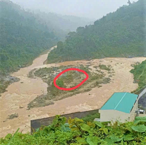 Khu vực nơi 4 người dân bị mắc kẹt giữa sông.