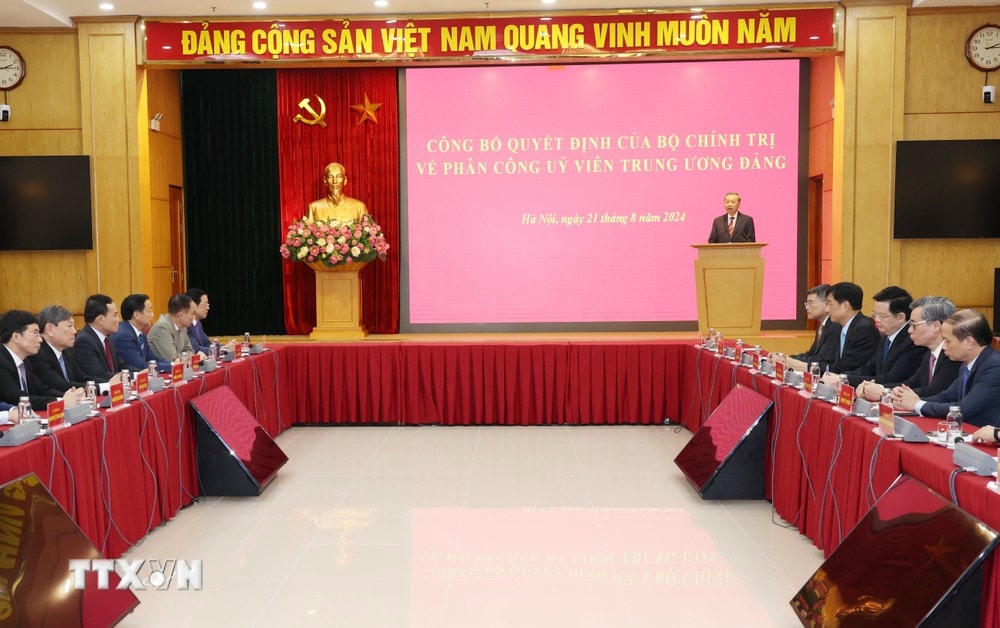 Tổng Bí thư, Chủ tịch nước Tô Lâm phát biểu chúc mừng và giao nhiệm vụ cho các đồng chí Trần Lưu Quang, Trưởng Ban Kinh tế Trung ương và Mai Văn Chính, Trưởng Ban Dân vận Trung ương. (Ảnh: Trí Dũng/TTXVN) TTXVN_2108Bochinhtri4.jpg