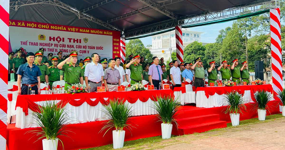 Các đại biểu dự lễ khai mạc hội thi vòng loại thể thao nghiệp vụ cứu nạn, cứu hộ toàn quốc lần thứ II – Cụm thi số V.