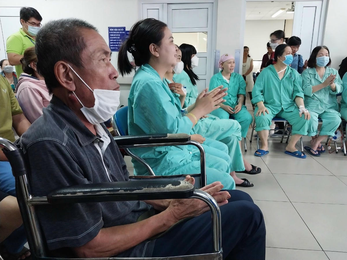 Bệnh nhân vui hát cùng ca sĩ.