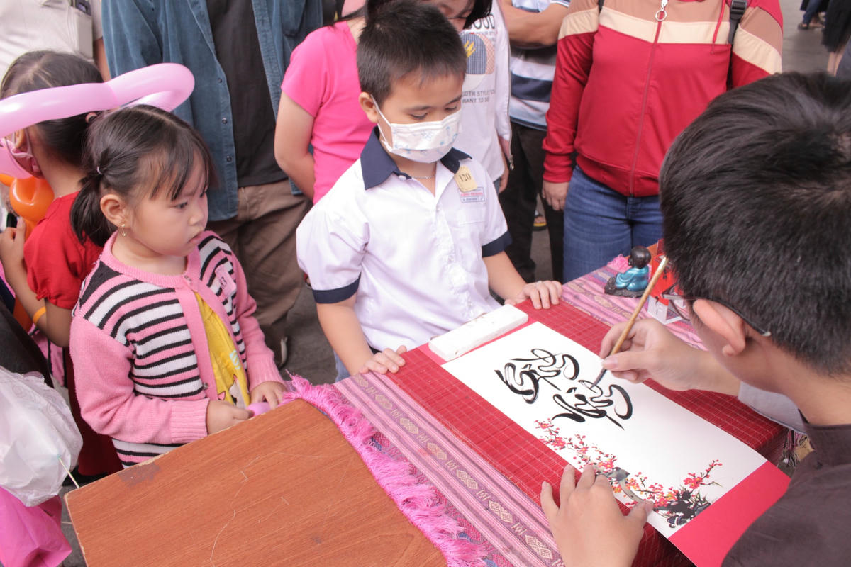 Các bé được tham gia nhiều trò chơi dân gian tại ngày hội