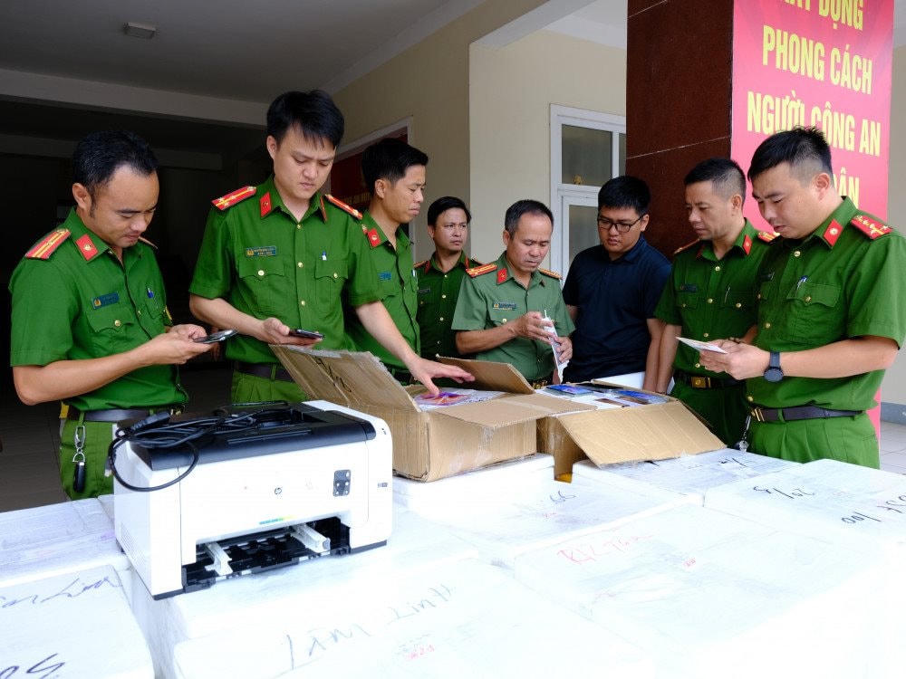 Công an huyện Thạch Hà kiểm tra số hàng thu được từ nhà các đối tượng