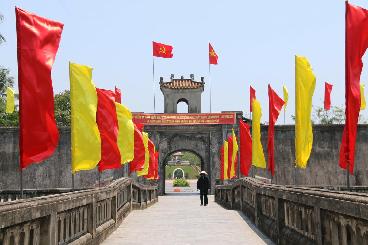 Thành Cổ Quảng Trị, địa đạo Vịnh Mốc, sân bay Tà Cơn, đôi bờ Hiền Lương Bến Hải… là những điểm được du khách lựa chọn viếng thăm khi tới Quảng Trị.