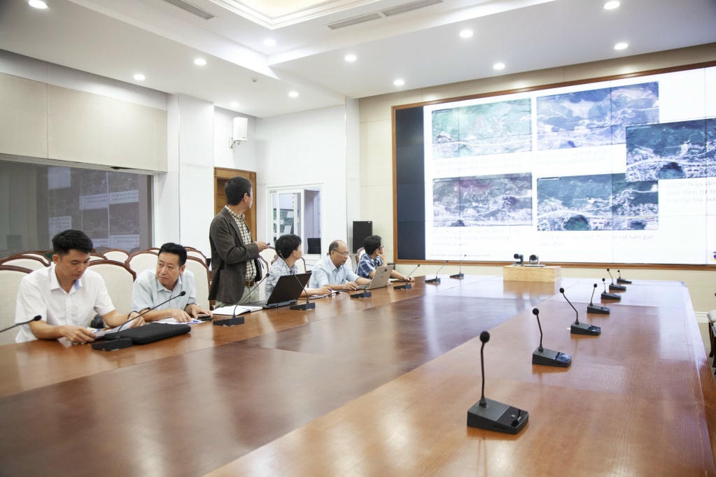 Đại diện Cục Địa chất Việt Nam báo cáo kết quả công tác quan trắc, khảo sát nhanh khu vực sạt trượt của các đơn vị chuyên ngành