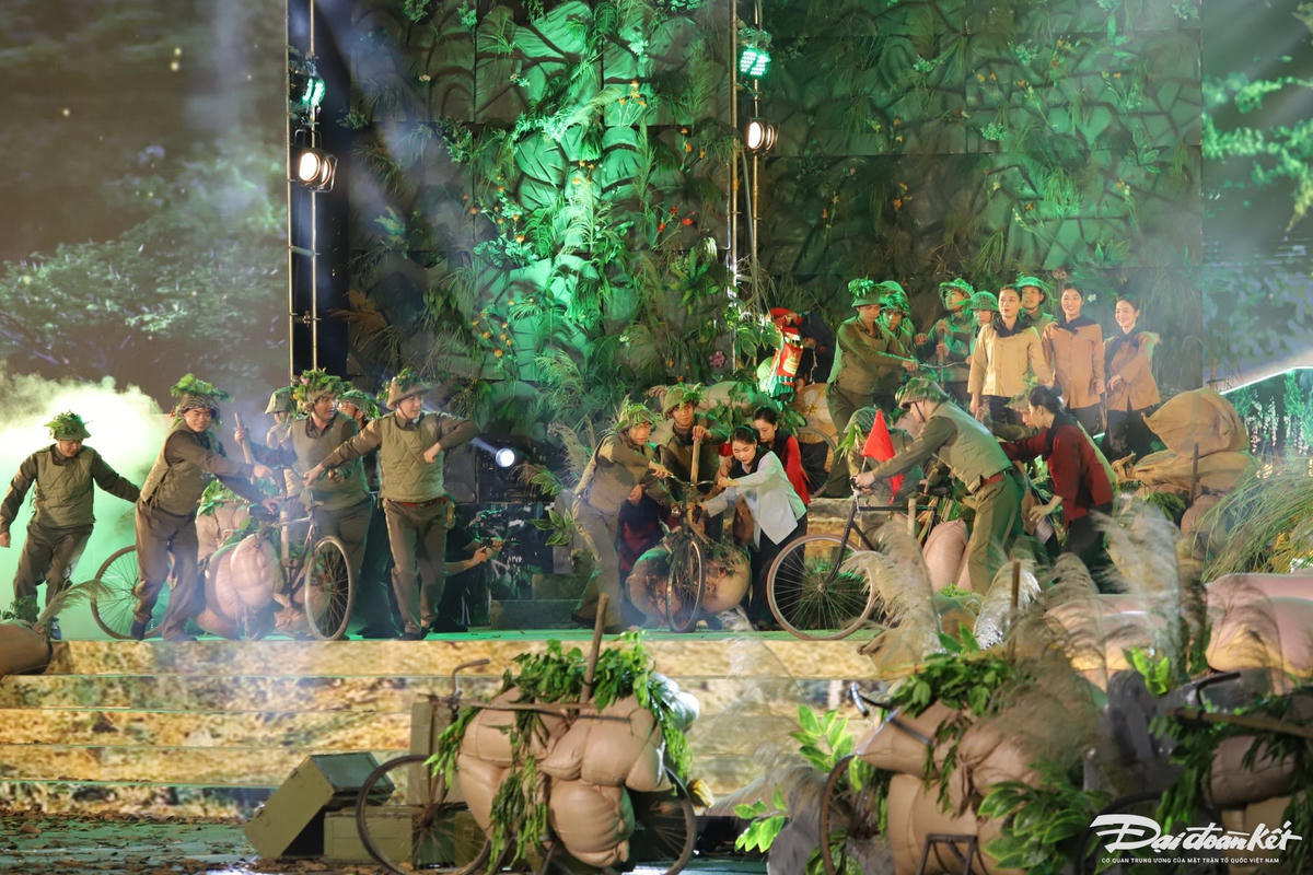 Về tiết mục nghệ thuật sân khấu hóa, các diễn viên, nghệ sỹ đã tái hiện những trận đánh khốc liệt tại chiến dịch Điện Biên Phủ.