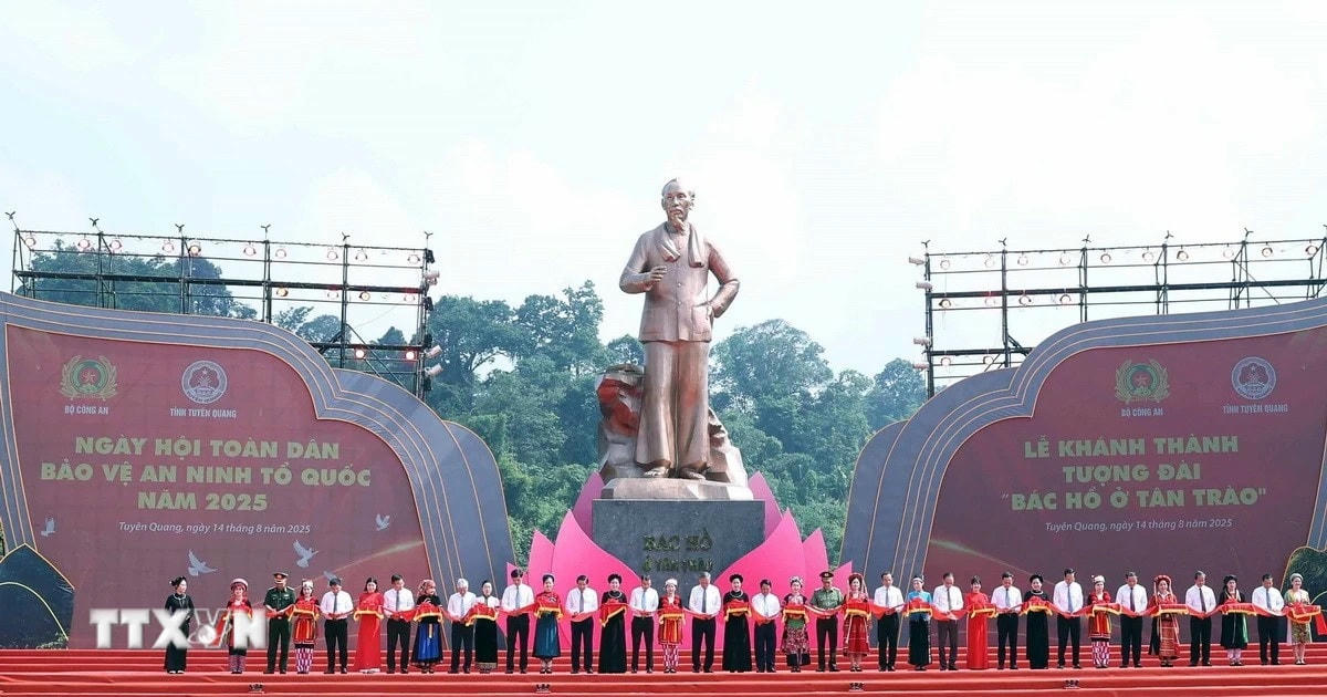 Tổng Bí thư Tô Lâm và các đại biểu thực hiện nghi thức khánh thành Tượng đài “Bác Hồ ở Tân Trào” tại xã Tân Trào, tỉnh Tuyên Quang. (Ảnh: Thống Nhất/TTXVN)