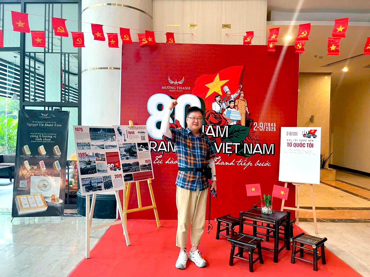 Du khách quốc tế hào hứng chụp ảnh lưu niệm tại Khách sạn Mường Thanh Grand XaLa