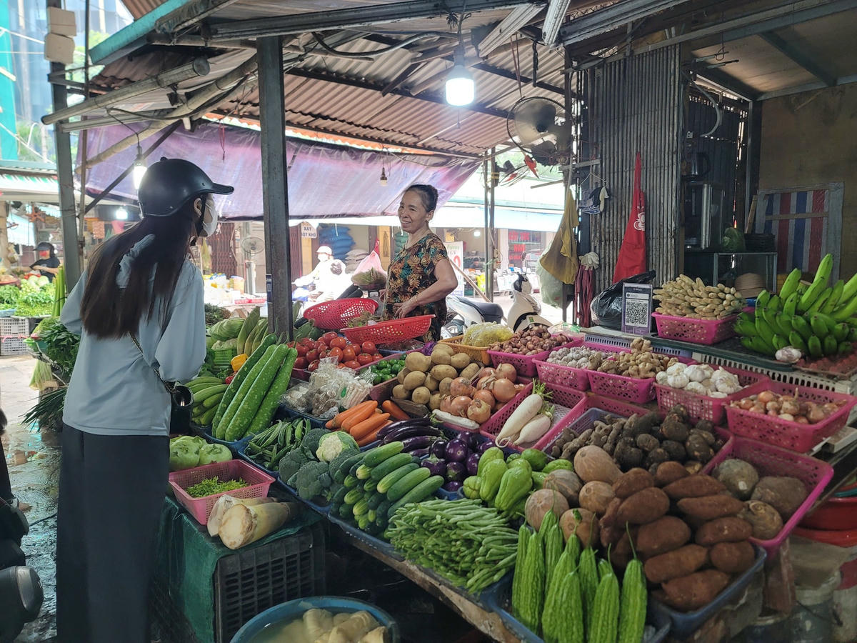 Hiện nay mua mớ rau vài nghìn đồng cũng có thể quét mã QR thanh toán.