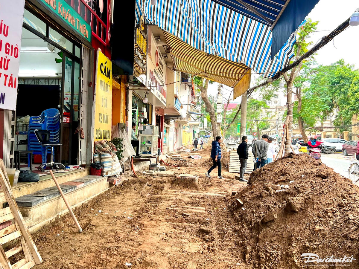 Người dân mong ngóng từng ngày vỉa hè được hoàn thiện để bớt cảnh bụi bặm, hoạt động kinh doanh diễn ra bình thường như trước đó. Ảnh chụp ngày 17/2/2025. Ảnh: Phương Thanh. 