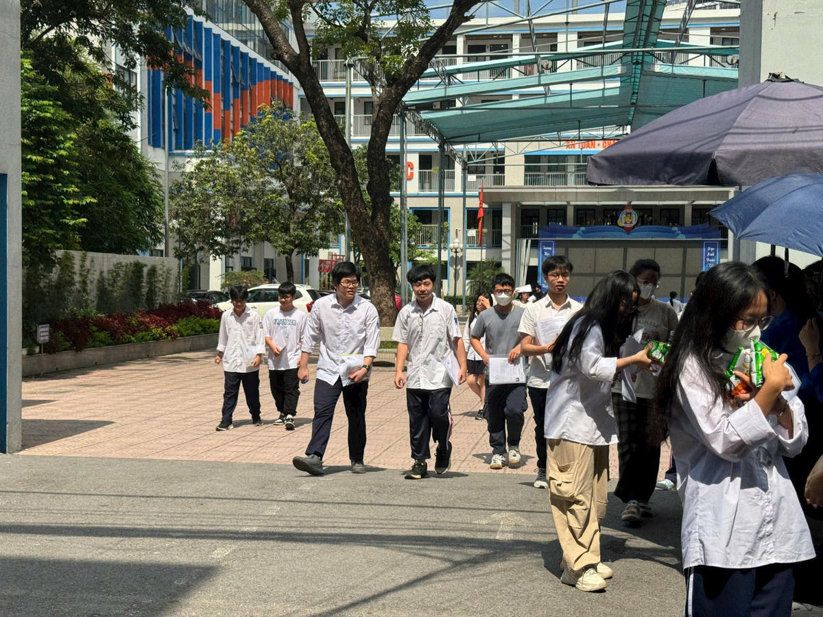 Thí sinh hoàn thành bài thi môn Ngữ văn tại điểm thi Trường THCS Thành Công- Hà Nội (ảnh MInh Quang)