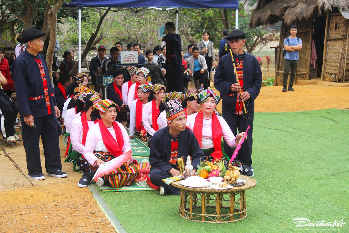Thầy Mo cùng dân làng dâng thần linh cơm mới. Ảnh: Phạm Sỹ.