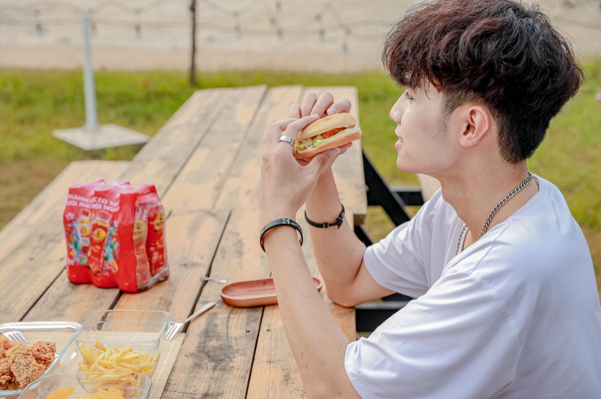 “Cuộc sống agency mùa tết chỉ có thức ăn nhanh, nóng trong người thì uống Dr Thanh” – Khắc Duy.