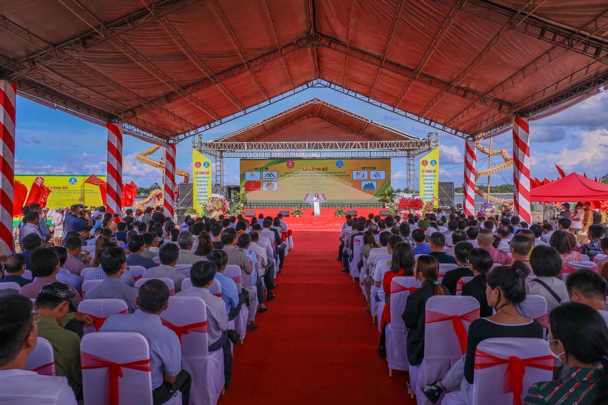 Toàn cảnh buổi Lễ công bố xuất khẩu chuyến hàng sầu riêng đầu tiên theo Nghị định thư ký kết giữa Bộ NN và PTNT Việt Nam và Tổng cục hải quan Trung Quốc.