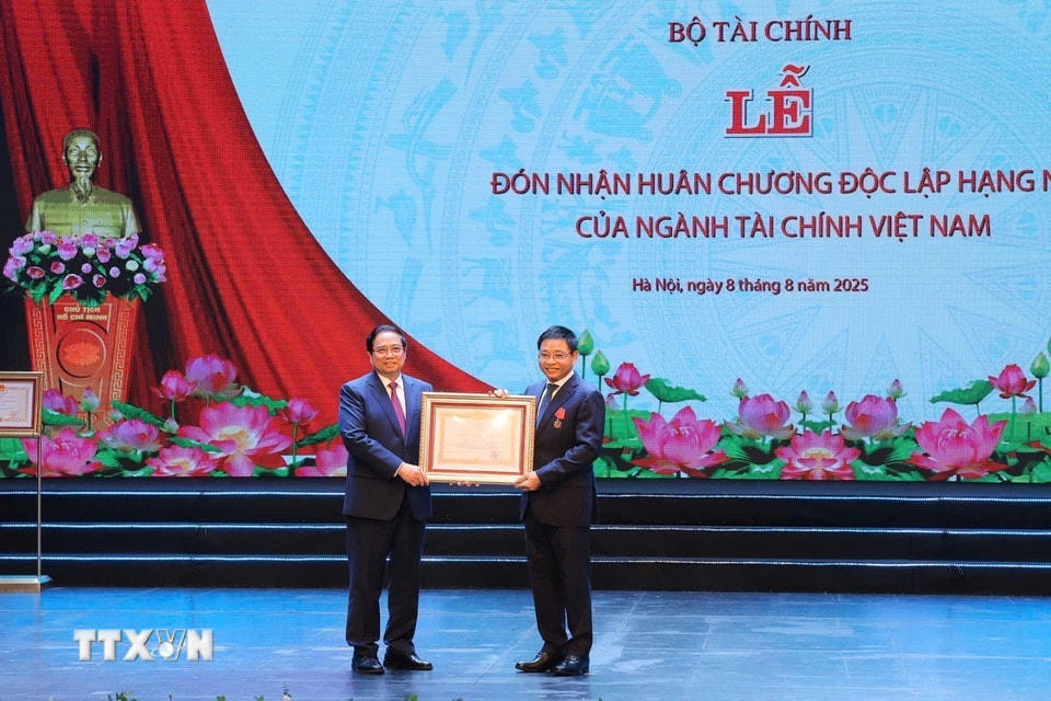 Thủ tướng Phạm Minh Chính trao Huân chương Độc lập hạng Nhất cho Bộ trưởng Bộ Tài chính Nguyễn Văn Thắng. (Ảnh: Phạm Hậu/TTXVN)