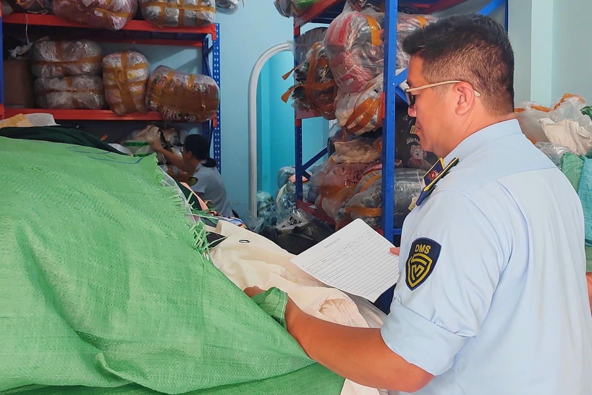 Lực lượng chức năng phát hiện và kiểm tra hàng hóa vi phạm