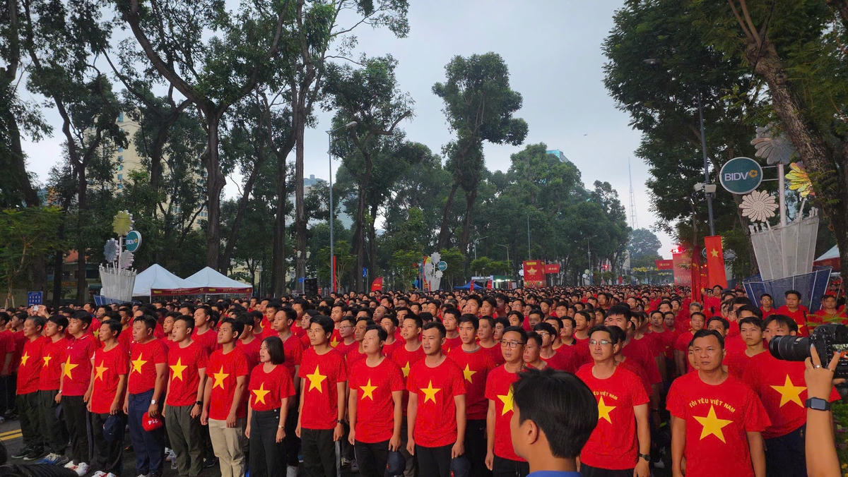 Trong không khí trang nghiêm, xúc động và tự hào, hàng nghìn người có mặt tại khu vực Vườn hoa Lý Thái Tổ (Thủ đô Hà Nội) thực hiện nghi lễ Chào cờ đồng thời với Lễ thượng cờ Tổ quốc tại Quảng trường Ba Đình lịch sử. z6911822766159-fd6ac221f89d94e7509760c7a358a1ca.jpg