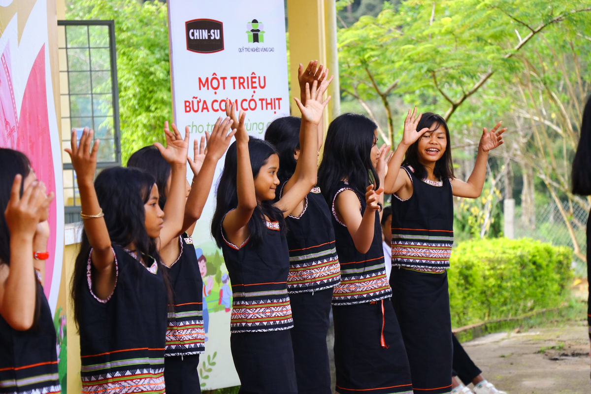 Các em học sinh biểu diễn văn nghệ chào mừng ngày khai giảng.