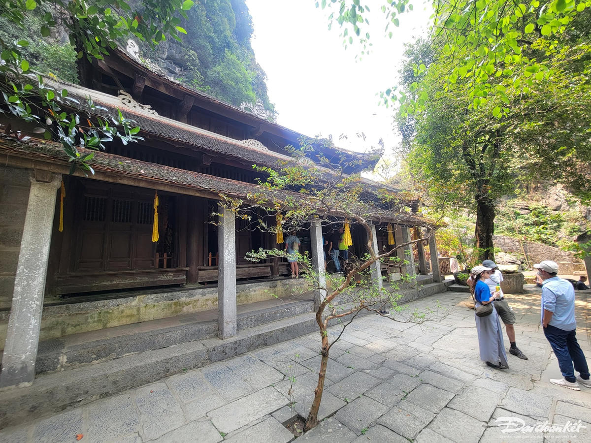 Chùa Bích Động được chúa Trịnh Sâm đặt tên vào năm 1774 trong một lần đến đây. Chùa là công trình kiến trúc cổ được xây dựng bằng gỗ lim, mái được lợp bằng ngói ta không có mấu, mũi lượn tròn, các góc của mái đều có đầu đao cong vút như hình lưỡi đao, hoặc như đuôi con chim phượng. Ảnh: Đình Minh