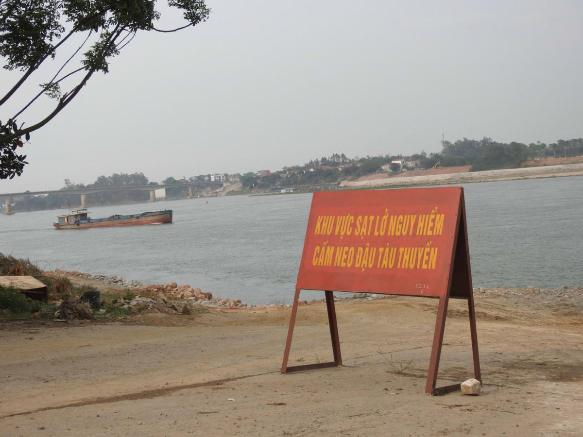 Biển cảnh báo tàu thuyền cấm neo đậu...
