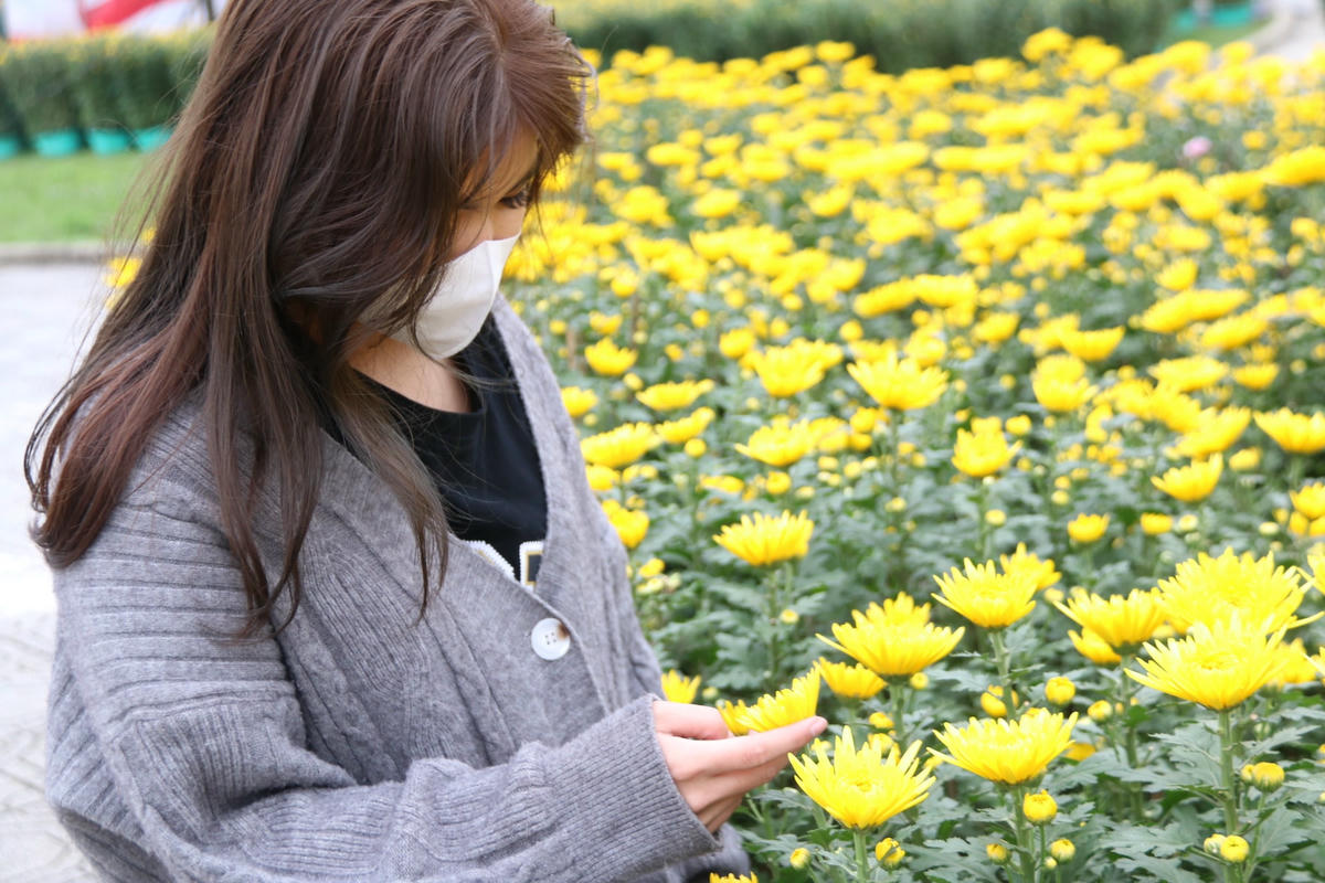 Việc hoa, cây cảnh các loại được bày bán tại công viên Fidel Castro tạo ra màu sắc tươi vui, đẹp mắt thu hút người dân đến chụp ảnh kỷ niệm, đặc biệt là giới trẻ.