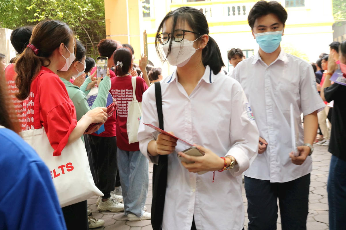 Thí sinh hoàn thành kỳ thi vào lớp 10 THPT công lập tại Hà Nội năm học 2023-2024.