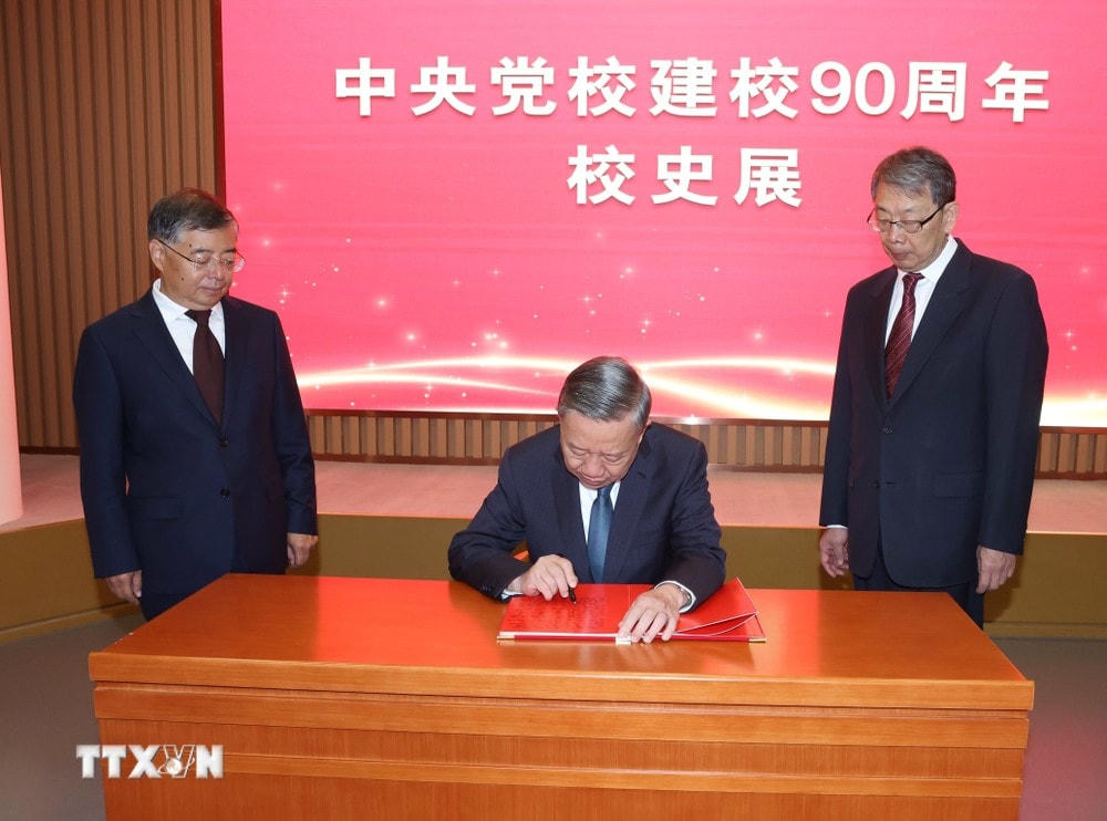 Tổng Bí thư, Chủ tịch nước Tô Lâm ghi lưu bút tại Trường Đảng Trung ương Đảng Cộng sản Trung Quốc. (Ảnh: Trí Dũng/TTXVN) TTXVN_2008Tongbithu6.jpg