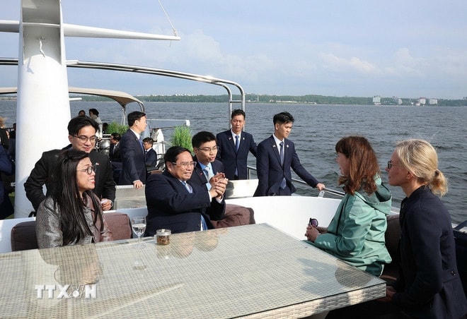 Thủ tướng Phạm Minh Chính và Phu nhân tham quan khu vực cảng Tallinna Sadam. (Ảnh: Dương Giang/TTXVN) ttxvn-thu-tuong-tham-quan-cang-tallinna-sadam.jpg
