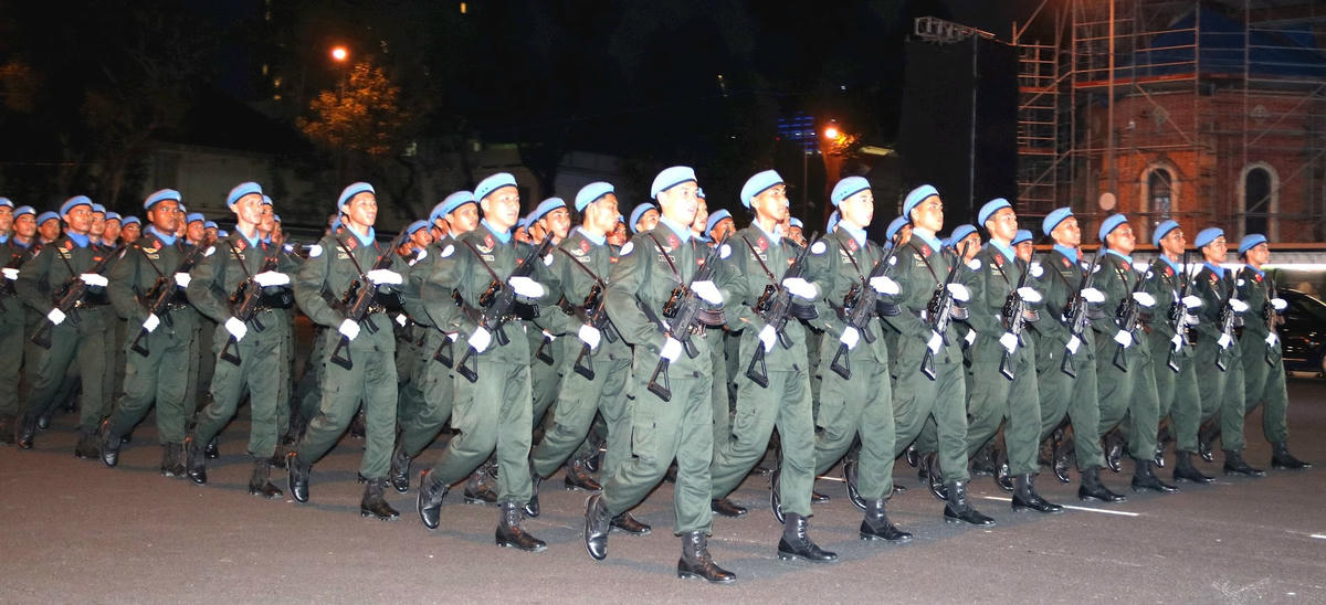 Khối nam sĩ quan Lực lượng Gìn giữ hòa bình Việt Nam nổi bật trong đội hình diễu binh với những chiếc mũ nồi xanh đặc trưng, thể hiện bản lĩnh, sự tự tin và hình ảnh người lính