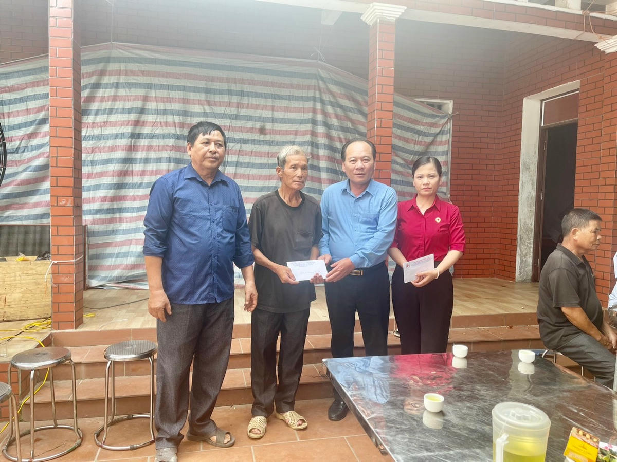 Ông Trần Công Thắng, Chủ tịch Ủy ban MTTQ tỉnh Bắc Giang đến thăm hỏi, động viên gia đình bị hỏa hoạn.