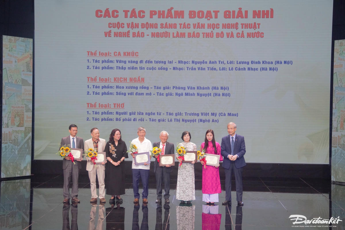 Các tác giả đoạt giải Nhì ở các thể loại. Ảnh: Phạm Sỹ.