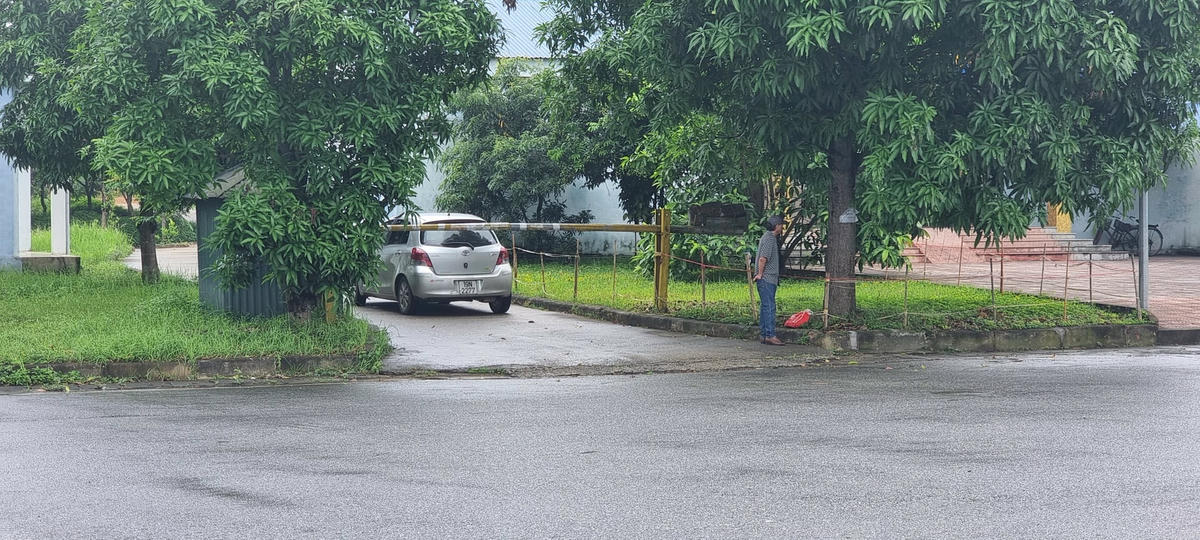 Nhiều lượt xe lưu thông qua lối mở thông ra phía sau khu trạm dừng nghỉ Km57 + 500. Ảnh: Hà An.