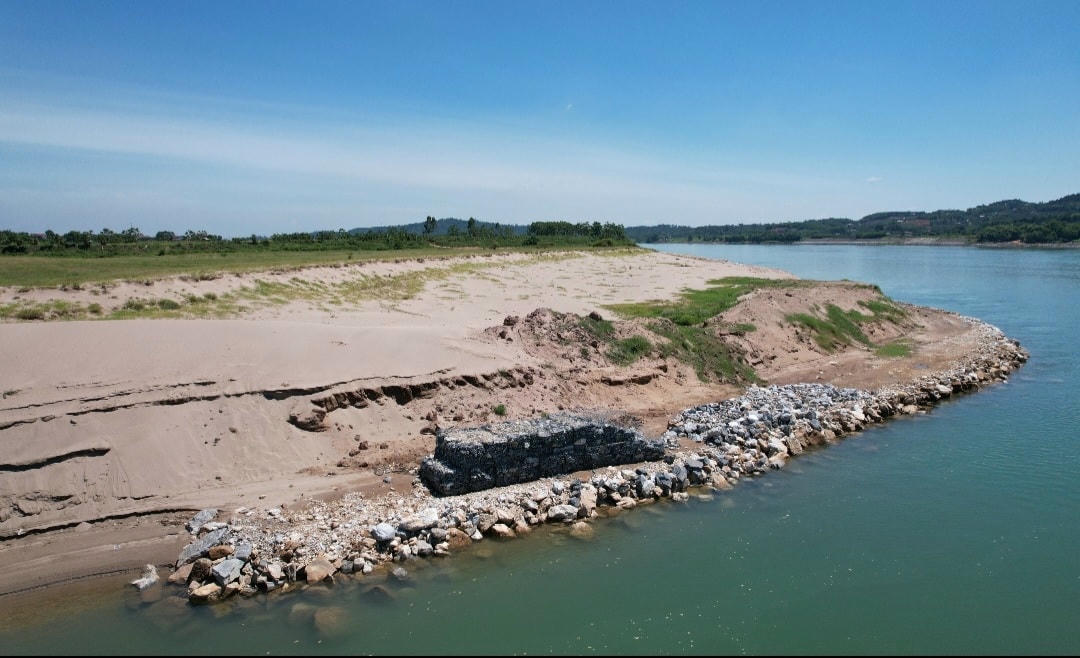 Hàng trăm mét bờ sông được kè kiên cố. 