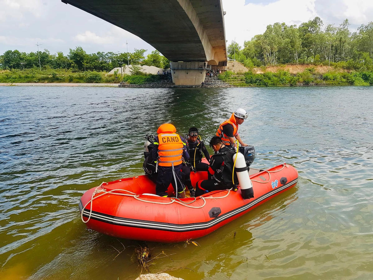 Lực lượng chức năng điều động cán bộ, chiến sĩ và phương tiện đến hiện trường tổ chức tìm kiếm (Ảnh: Cảnh sát PCCC và CNCH Quảng Trị).