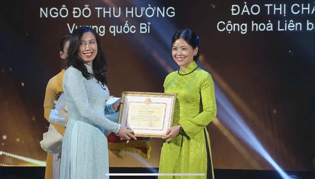 Thứ trưởng Bộ Ngoại giao, Chủ nhiệm Uỷ ban Nhà nước về người Việt Nam ở nước ngoài Lê Thị Thu Hằng trao Giấy khen vinh danh