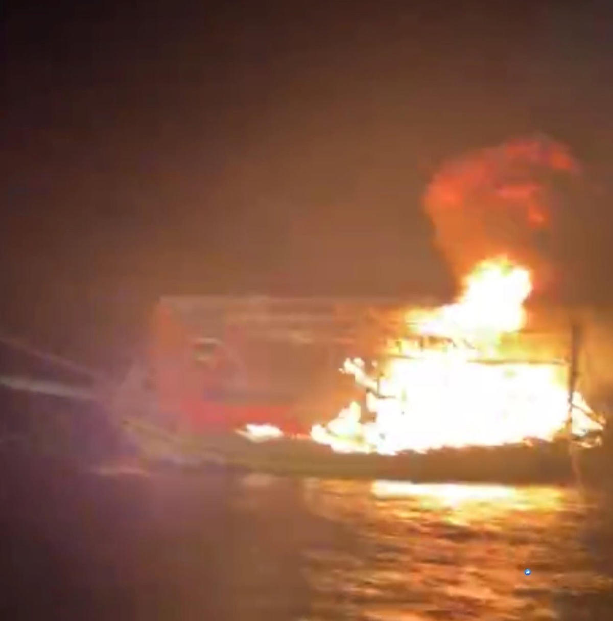 Hiện trường vụ cháy tàu. Ảnh: Đồn Biên phòng Triệu Vân cung cấp.