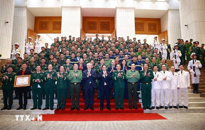 Thủ tướng Phạm Minh Chính với các đại biểu và lực lượng tham gia hỗ trợ Myanmar khắc phục hậu quả động đất. (Ảnh: Dương Giang/TTXVN) ttxvn-thu-tuong-tuyen-duong-myanmar-13.jpg