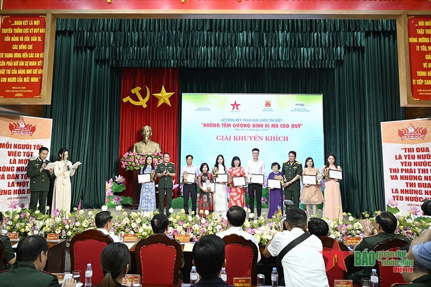 Ban tổ chức cuộc thi trao thưởng tặng các tác giả, nhóm tác giả và trao quà lưu niệm tặng các nhân vật đoạt giải khuyến khích. Ảnh:qdnd.vn.