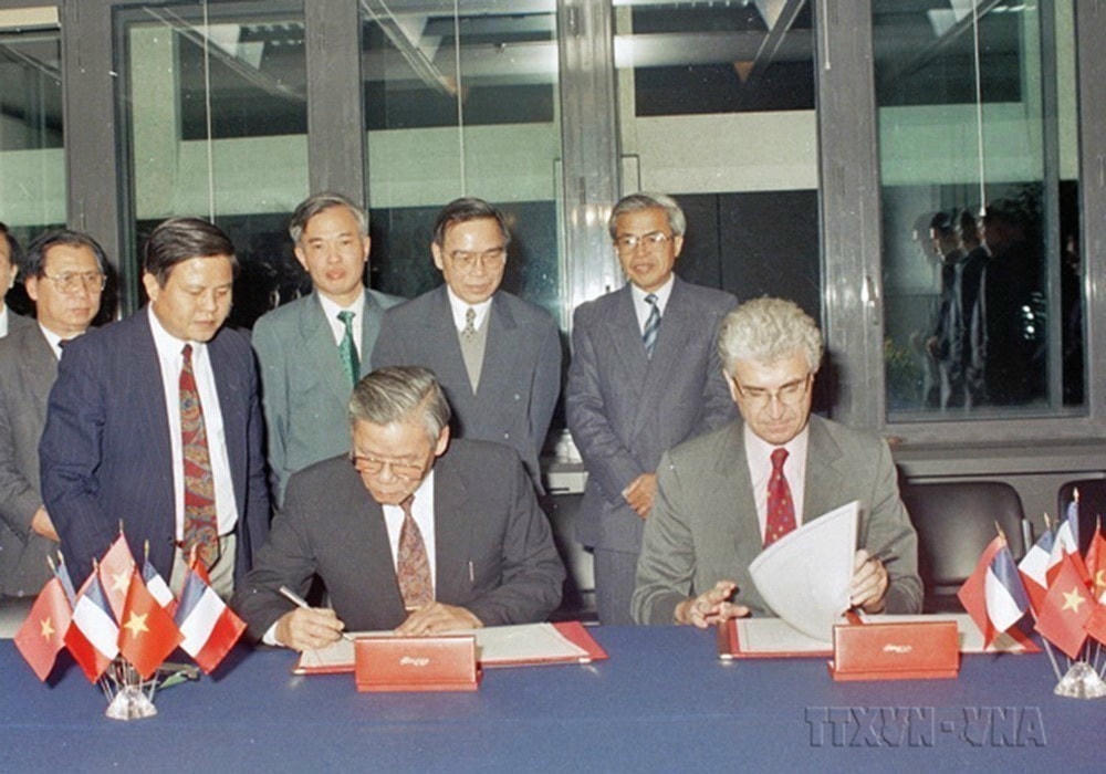 Bộ trưởng, Chủ nhiệm Ủy ban Kế hoạch Nhà nước Đỗ Quốc Sam và Bộ trưởng Tài chính Pháp Edmond Alphandéry ký Nghị định thư tài chính 1993 giữa 2 chính phủ hai nước, trước sự chứng kiến của Thủ tướng Phan Văn Khải (Paris, 8/11/1993). (Ảnh: Kim Hùng/TTXVN) quan-he-viet-nam-phap-0.jpg