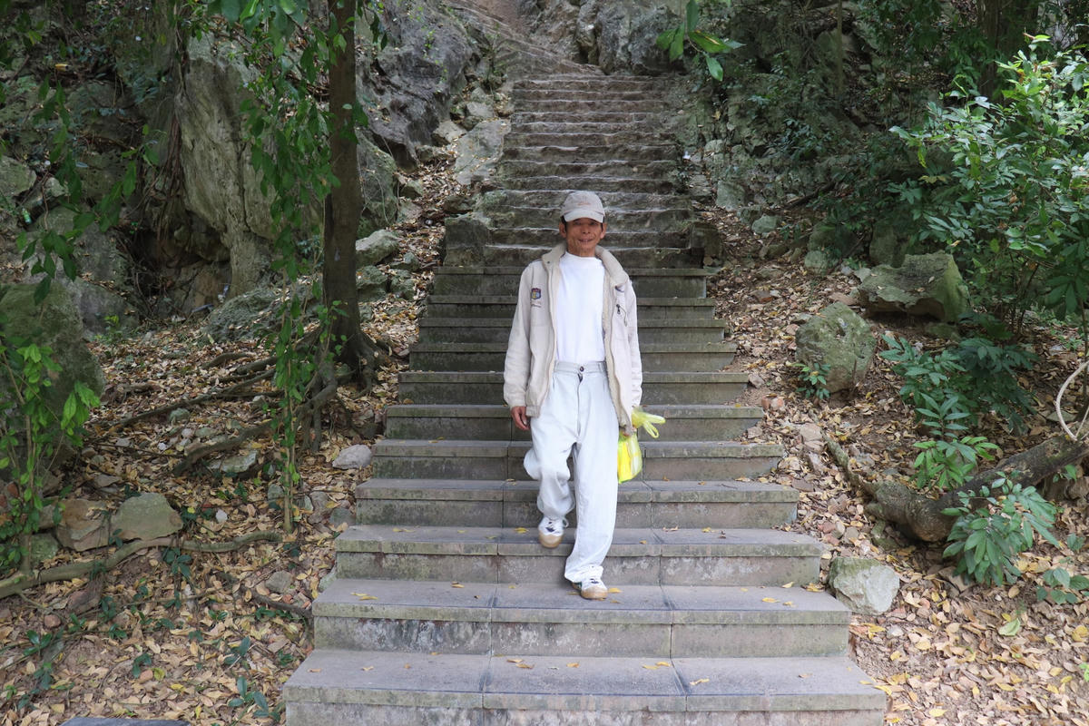 Qua 100 bậc đá, du khách được chiêm ngưỡng cảnh sông nước bao la, mây trời rộng mở giúp xua tan đi cái mệt mỏi thường ngày. Cây cối nơi đây nhiều và xanh mát, thuận tiện cho du khách nghỉ ngơi, thư giãn.  